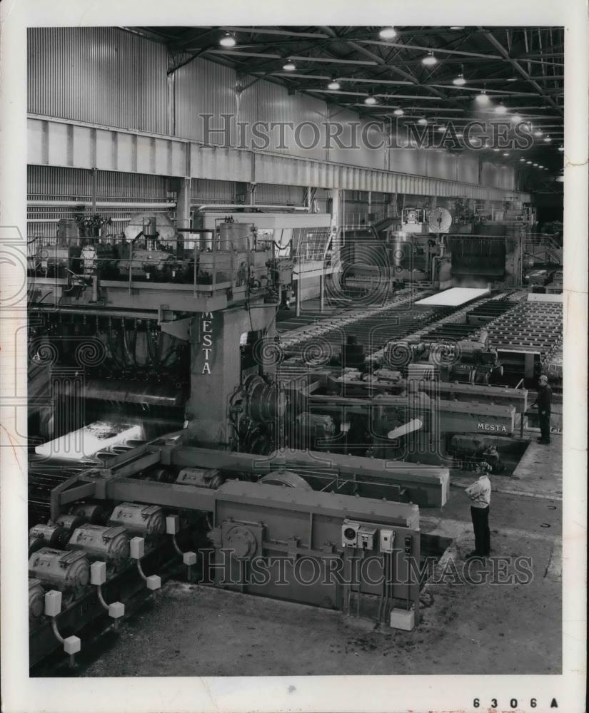 1967 Press Photo Steel Slab Going Through Roughing Mill - Historic Images