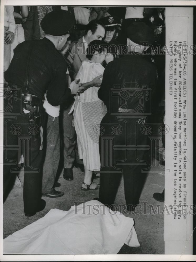 1952 Press Photo Los Angeles Mrs Louise Martinez is helped away by firemen from - Historic Images