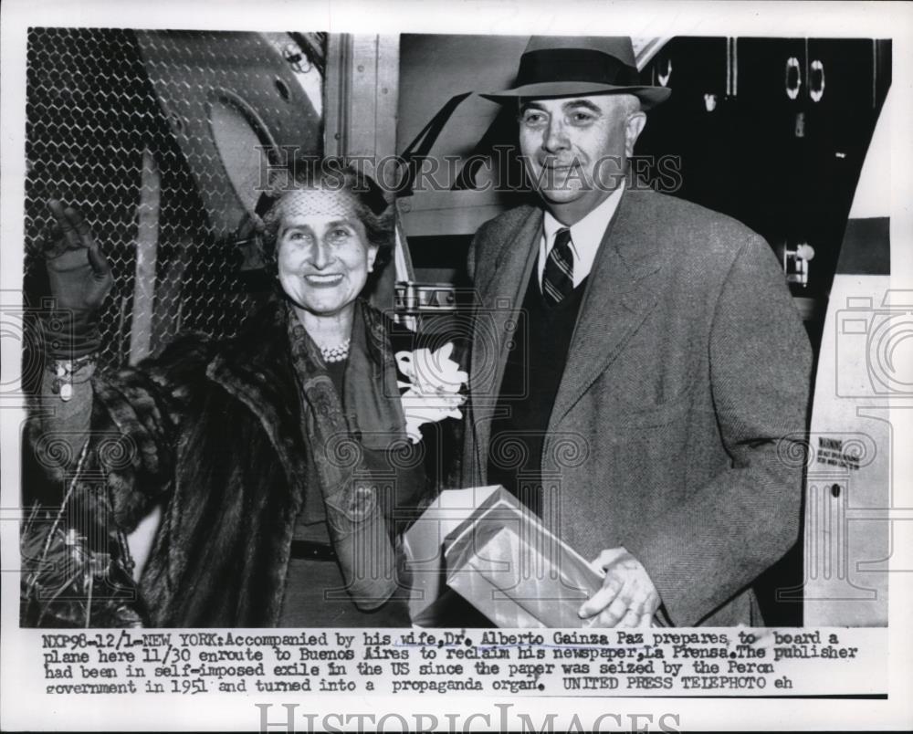 1955 Press Photo Dr. Alberto Gainza Paz With Wife Prepares To Board Plane - Historic Images