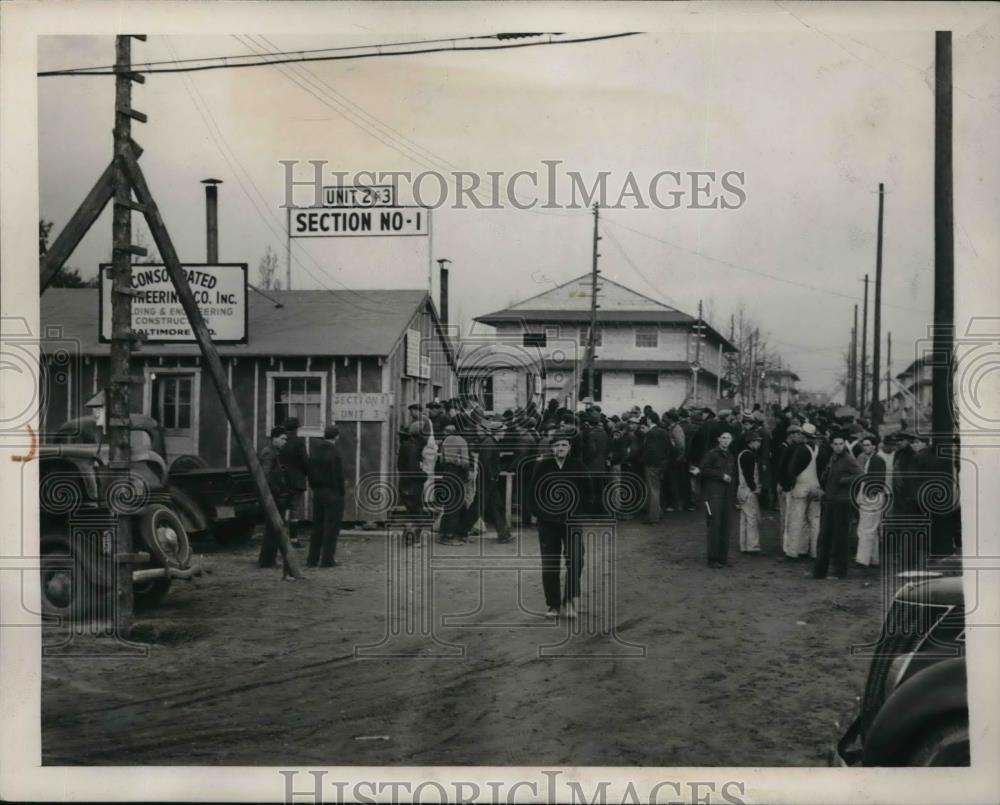 1940 Press Photo Ft Meade Md workers from many states wait to report to work at - Historic Images