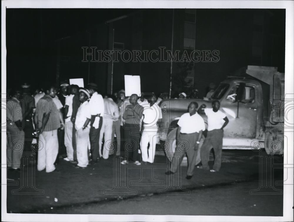 1961 Press Photo Garden Valley Blockade - Historic Images