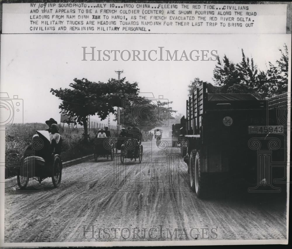 1954 Press Photo Civilians and French Evacuating Namdinh - Historic Images