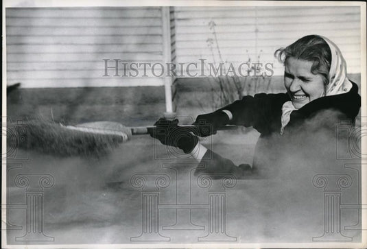 1967 Press Photo Mrs. Leonard Danilowicy with a broom - Historic Images