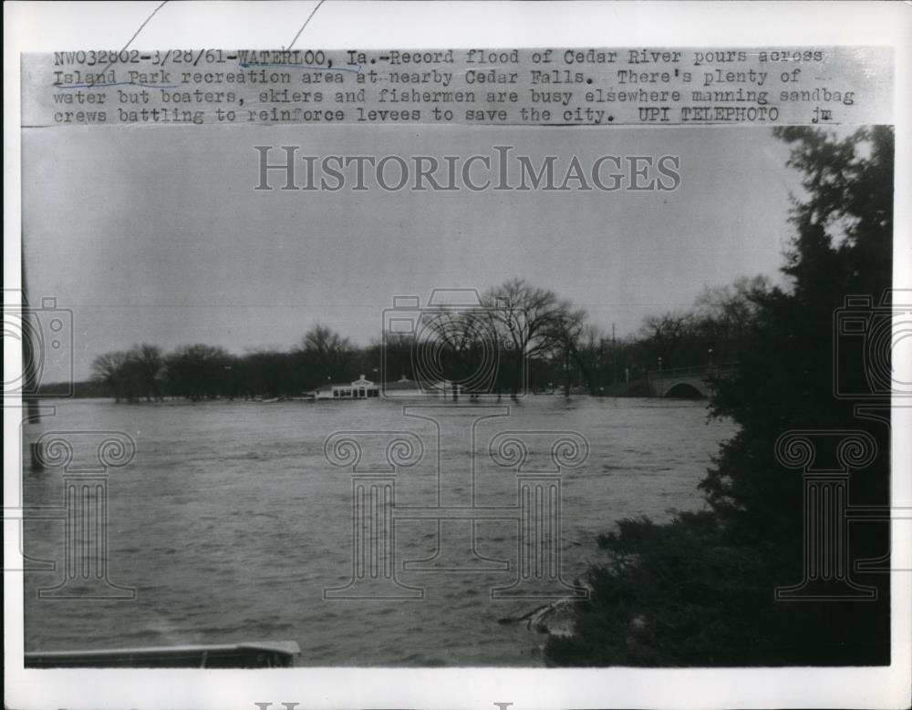 1961 Press Photo Waterloo Iowa record flood of Cedar River pours across Island - Historic Images