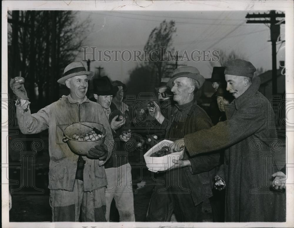 1937 Press Photo New York dairymen during picket at Dairymen's League - Historic Images