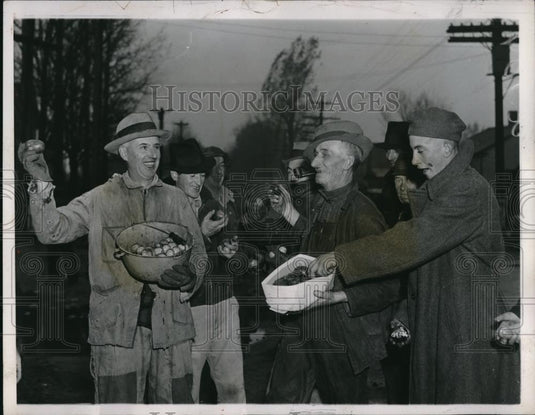 1937 Press Photo New York dairymen during picket at Dairymen's League - Historic Images