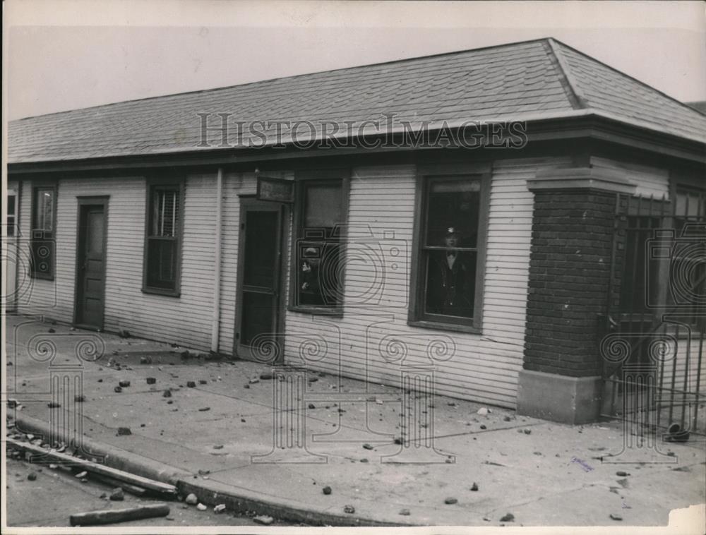 1935 Press Photo Gatehouse after it was pelted by stones breaking the windows. - Historic Images