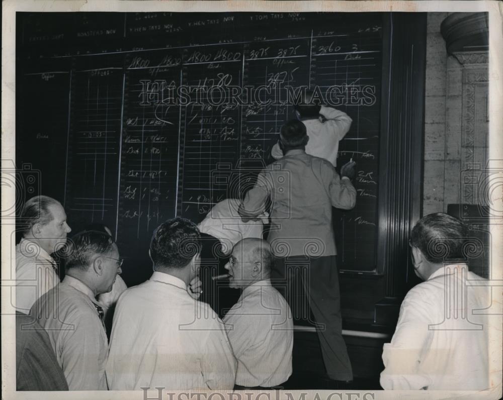 1949 Press Photo Offers Shown On Board Brokers Free Market Country Chicago - Historic Images