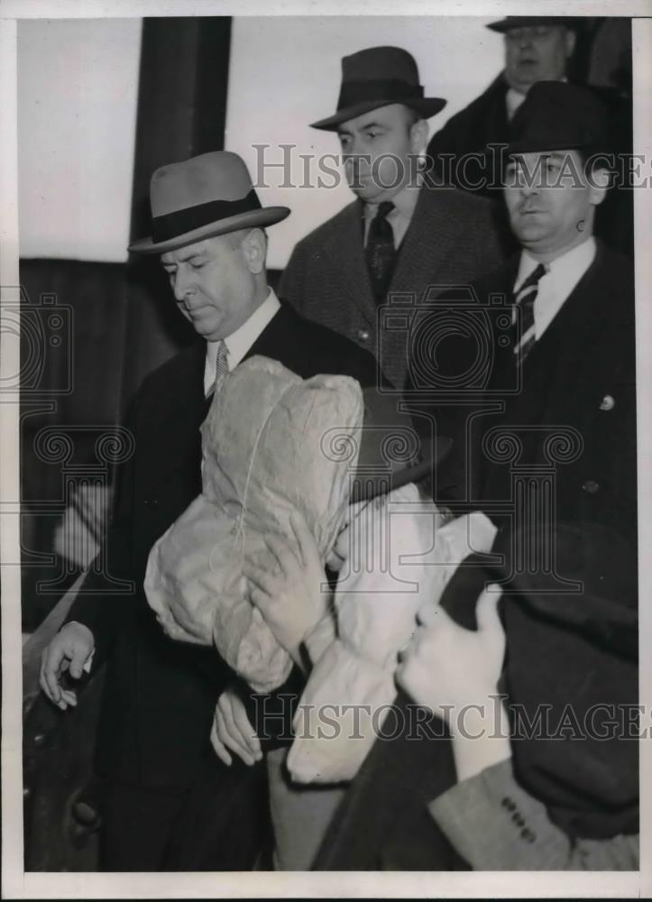 1938 Press Photo Richard Whitney at New York Central Station to begin sentancing - Historic Images