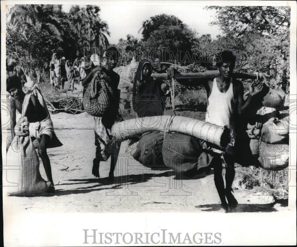 1971 Press Photo Refugees Fleeing From Fighting - Historic Images