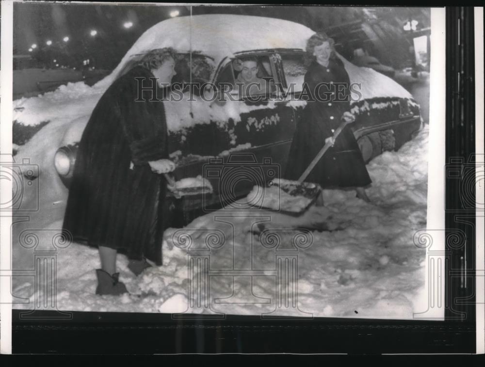 1956 Press Photo Mary Jane Mann and Helen Lavery Clearing Snow from Car - Historic Images