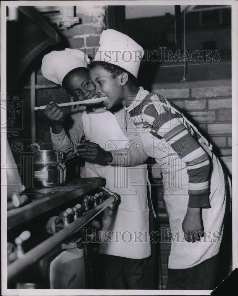 Press Photo Chef&#39;s Club for boys Cleveland Ohio at Dike School Junior Community - Historic Images