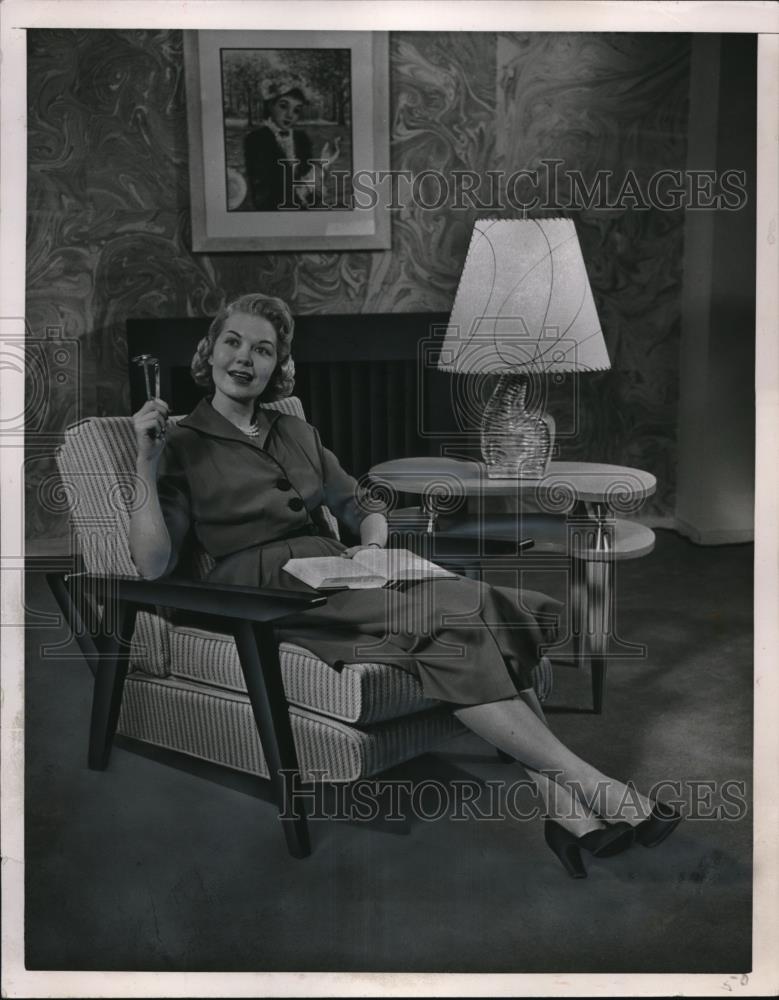 1950 Press Photo Streamlined Version Of The Old Morris Chair - Historic Images