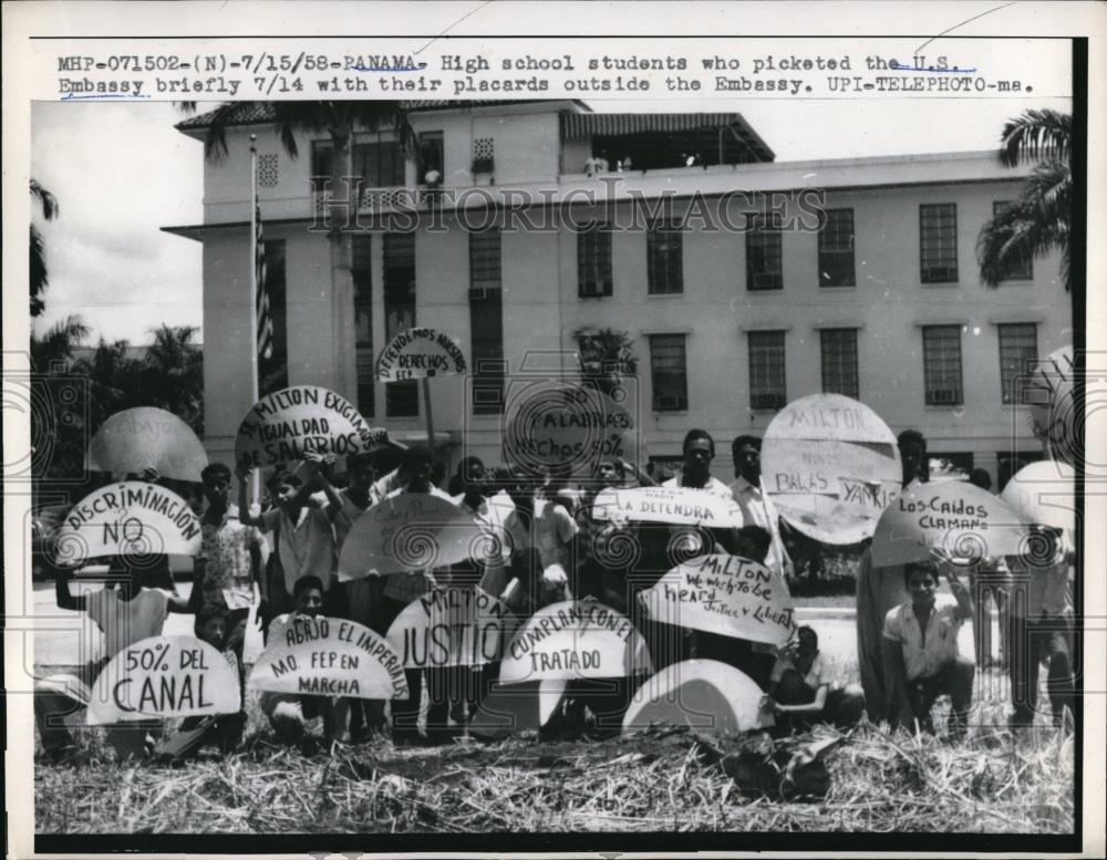 1958 Press Photo High School Students Picket U.S. Embassy - Historic Images