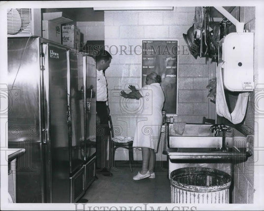 Press Photo Angie Aariello, cook, explains to D. Amiott at Lake County Jail - Historic Images