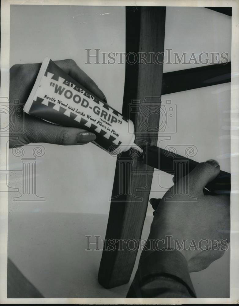 1963 Press Photo Wood-Grip a new furniture adhesive introduced by Devoon Corp - Historic Images