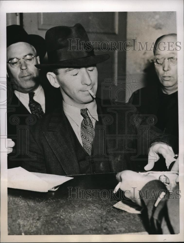 1937 Press Photo James Sweeney, alias James Sanders, in police station - Historic Images