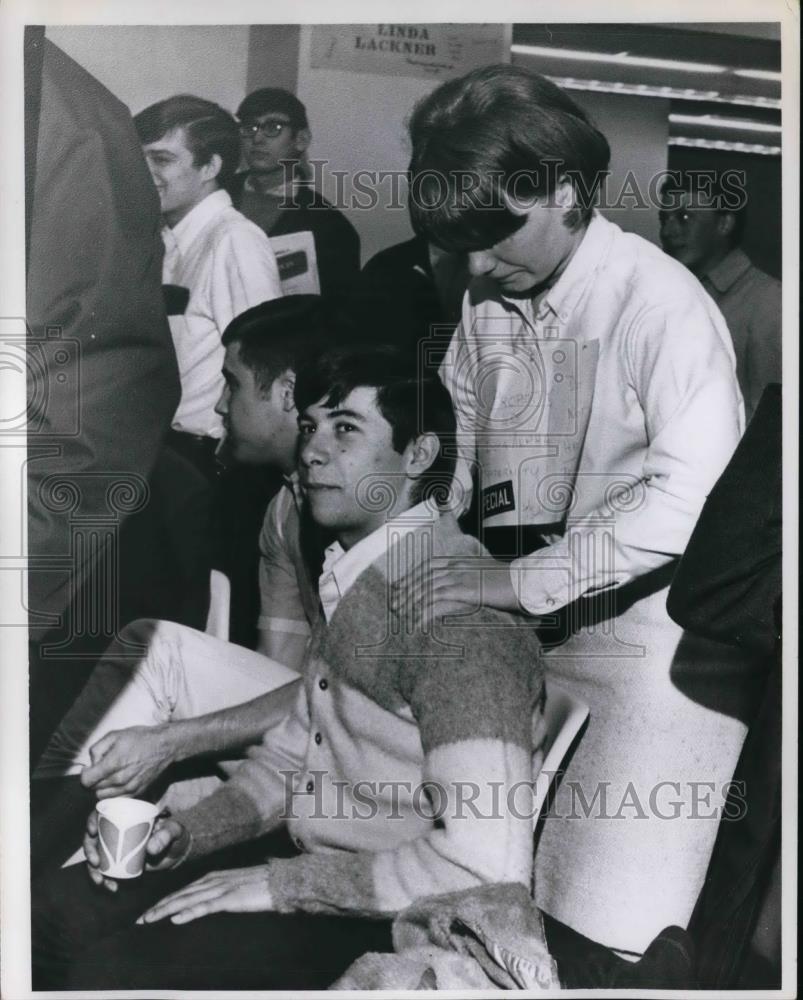 1967 Press Photo Ben Ziegler Messages Tony Brocco - Historic Images