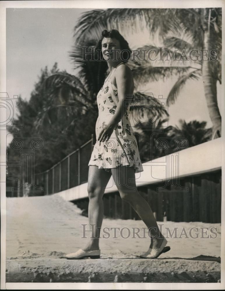 1939 Press Photo Mrs. Pierre Willis Shown At Sea Spray Beach - Historic Images