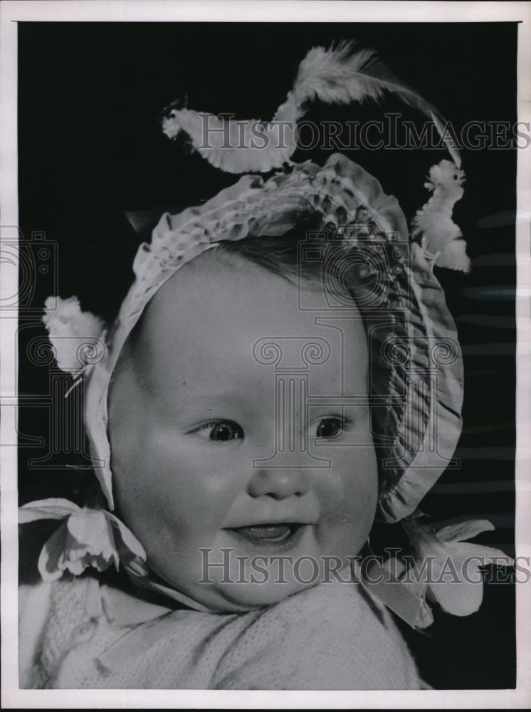 1953 Press Photo Epsom Surrey England Julie Ockenden is set to crash fashion - Historic Images