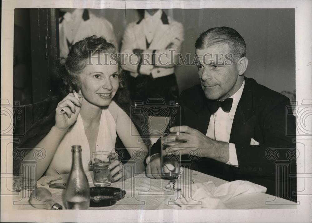 1938 Press Photo Mrs. Byron Sloane and Stanley Gensler hagving dinner in Palm - Historic Images