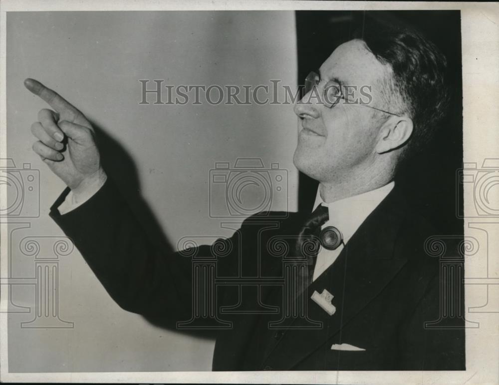 1932 Press Photo Dr Irving Maquarrie with new lapel microphone in California - Historic Images