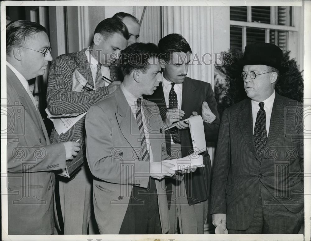 1942 Press Photo William H. Davis, Chariman of War Labor Board with Reporters - Historic Images