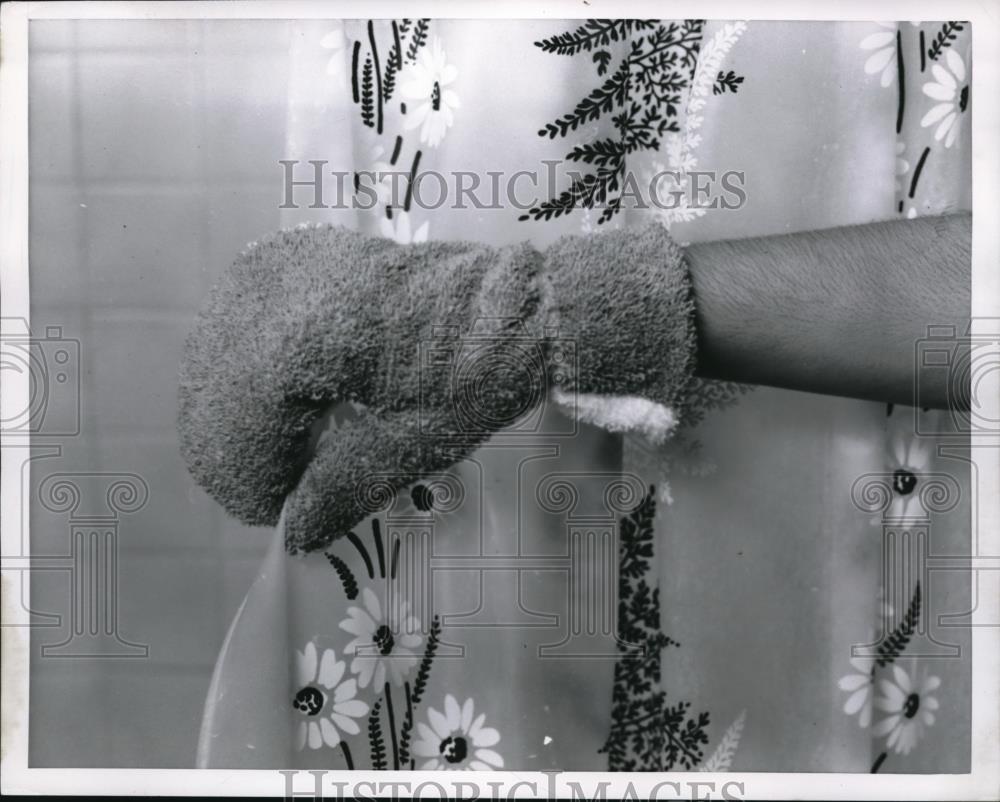 1953 Press Photo Bath Mitt - Historic Images