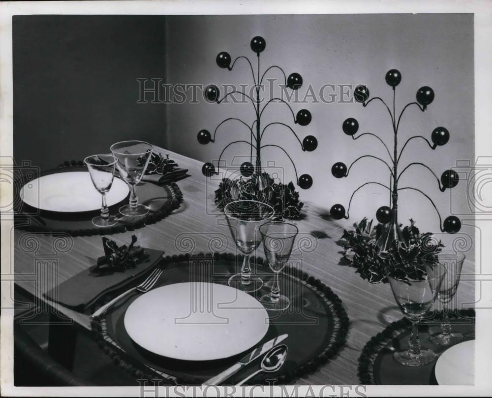 1950 Press Photo table with decorations for Christmas - Historic Images