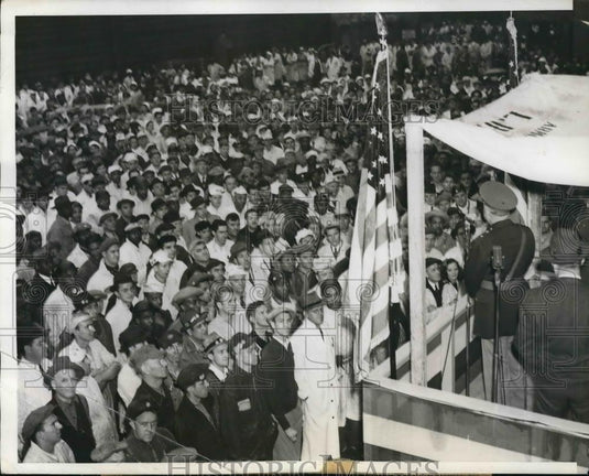 1941 Press Photo Major Gen. Edmund B. Gregory giving speech at Armour & Company - Historic Images