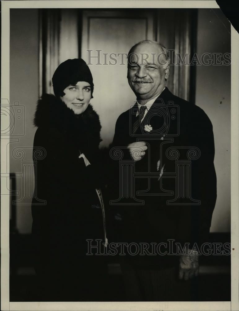 1928 Press Photo Curtis buys Buddy Poppy &amp; Florence Allison in DC - Historic Images