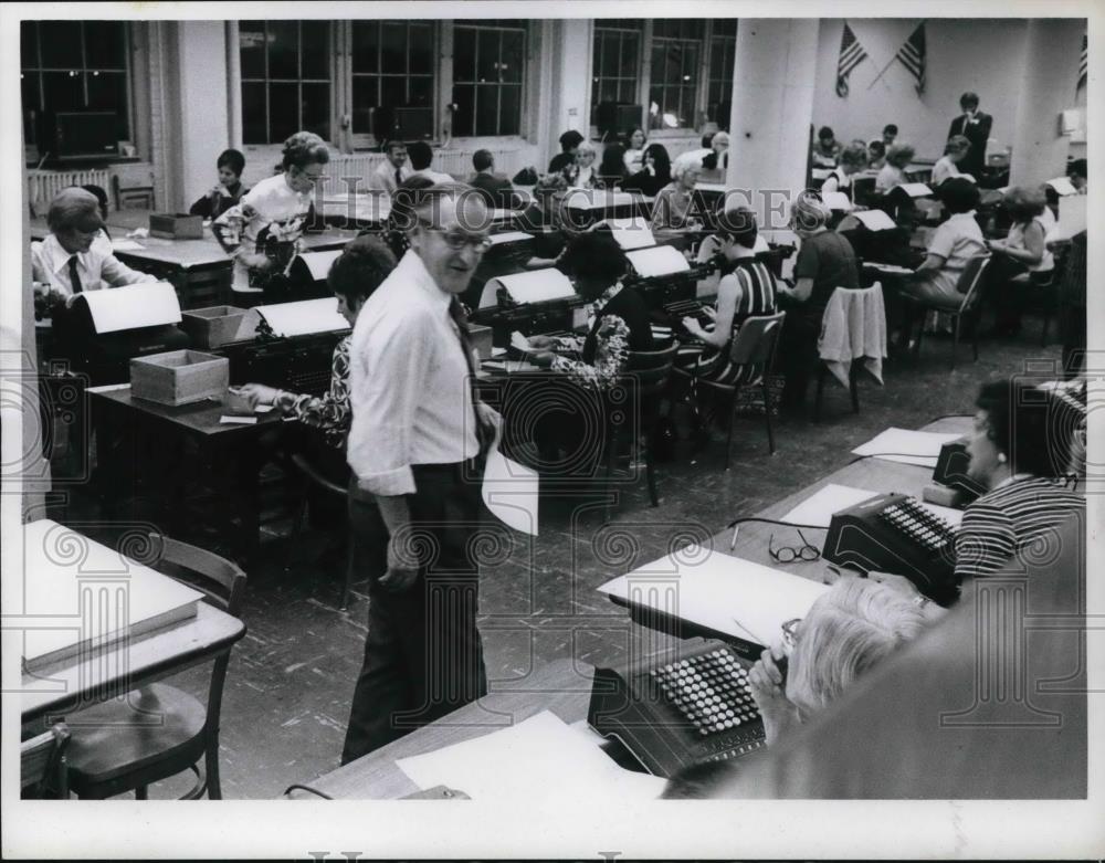 1972 Press Photo Election Board member Saul Stillman walks through tabulating - Historic Images