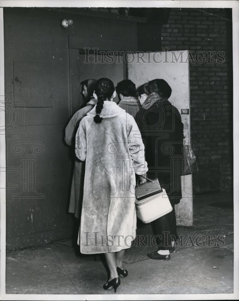 1960 Press Photo This stage door of a Broadway Theater is thronged with hopeful - Historic Images