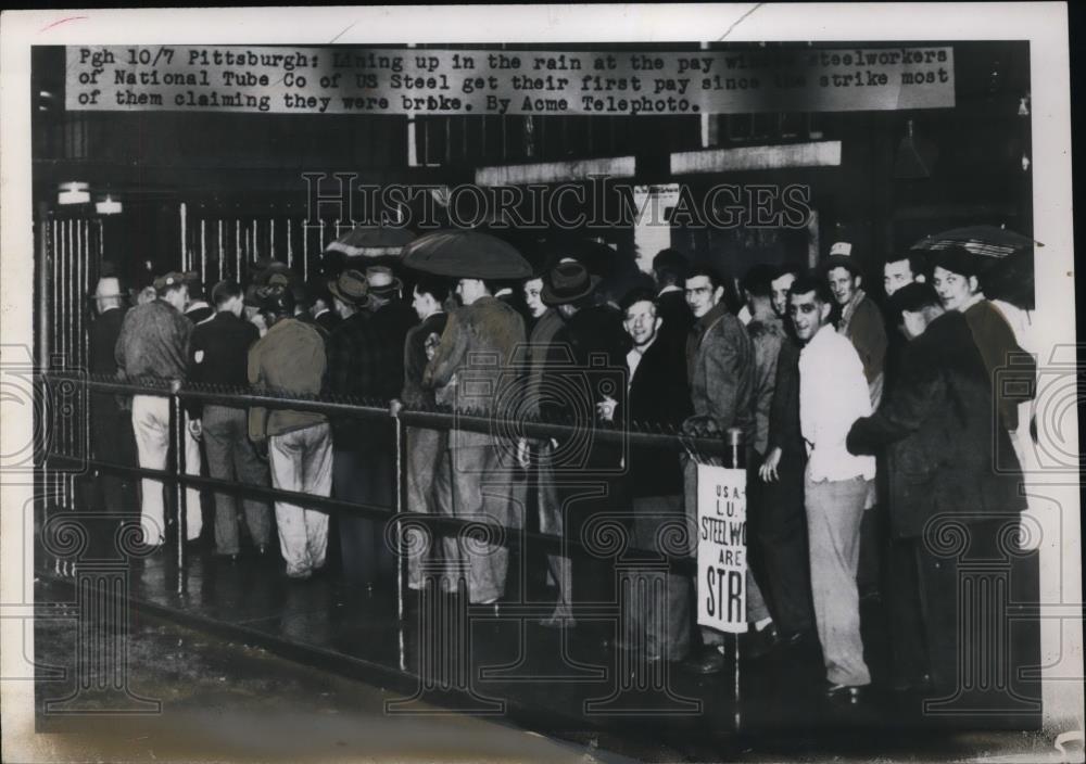 1949 Press Photo Steelworkers Line Up In Rain To Receive 1st Check After Strike - Historic Images