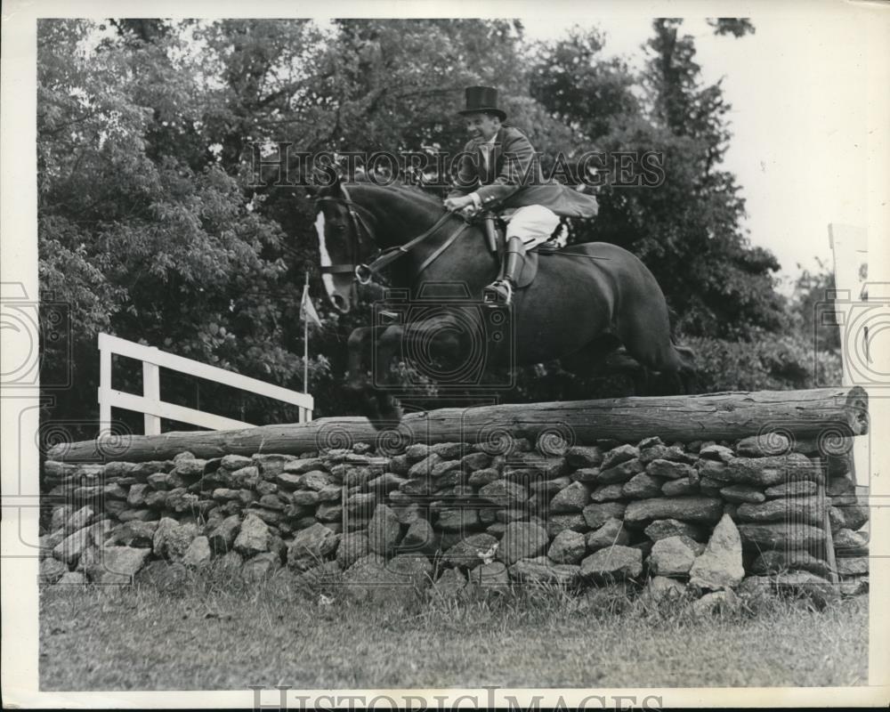 1937 Press Photo HH Nerberger and his horse "Town Crier" at the Billy Brook - Historic Images