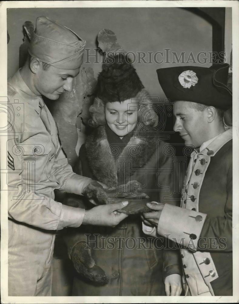 1942 Press Photo Army Nurse Displays Army Clothing - Historic Images