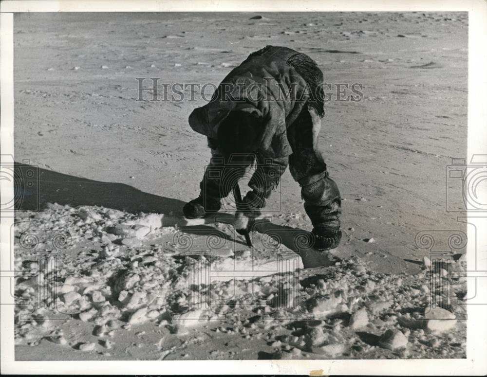 1943 Press Photo Making Blocks Baffin Land. - Historic Images