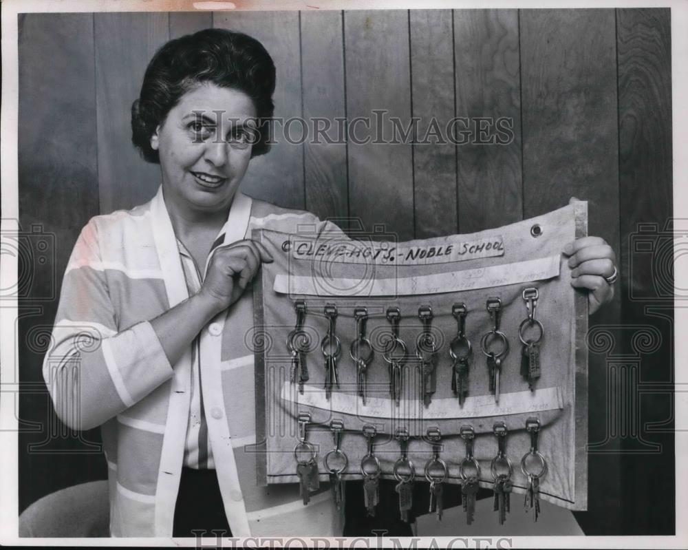 1963 Press Photo Bertrice Skerotes Clerk Board Of Election With Keys - Historic Images