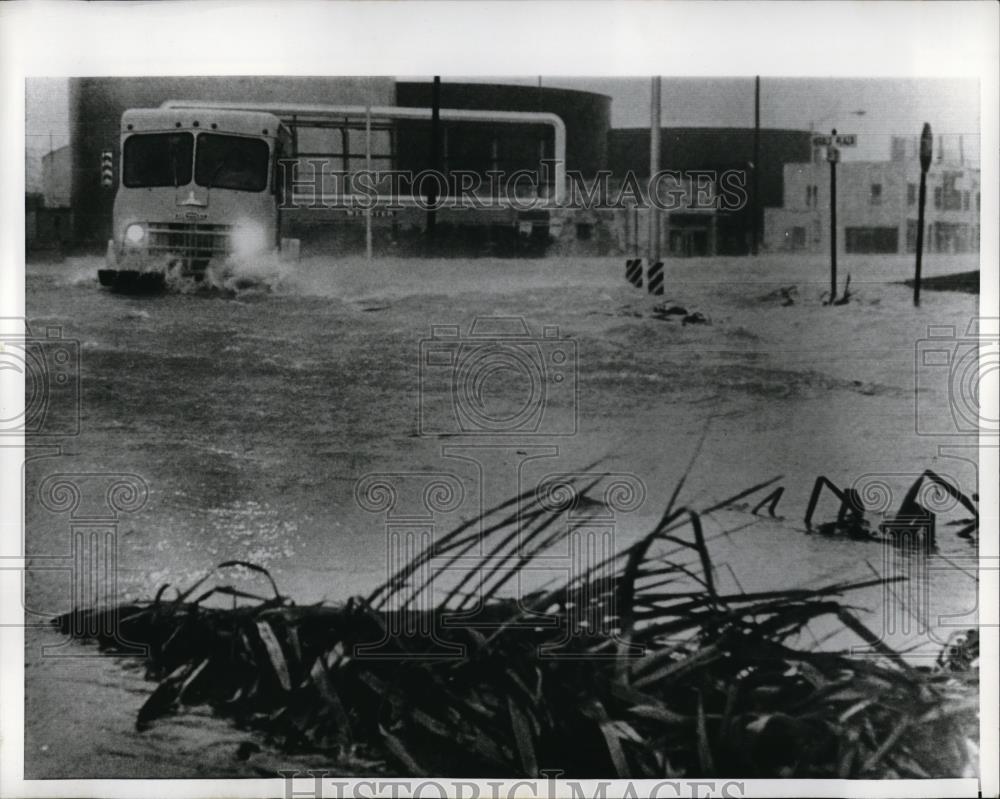 1965 Press Photo Truck tries to make its way through flood waters in Miami - Historic Images