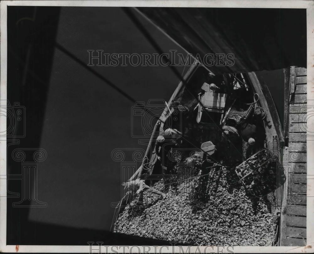 1938 Press Photo View down a receiving bin as oysters are hoisted up - Historic Images