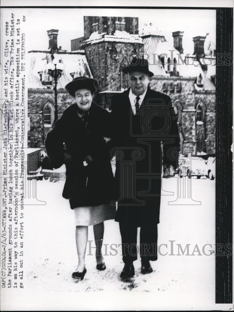 1963 Press Photo John Diefenbaker And Wife Olive Cross Parliament Grounds - Historic Images