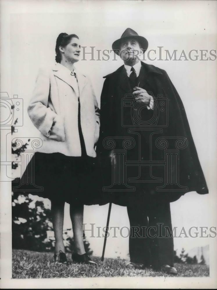 1945 Press Photo Lattre De Tessigny with wife on vacation in Switzerland - Historic Images