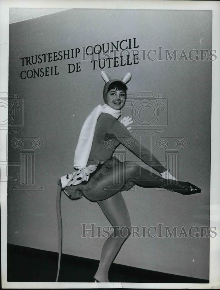 1961 Press Photo United Nations Ballerina Charlene Mehl limbers up outside - Historic Images