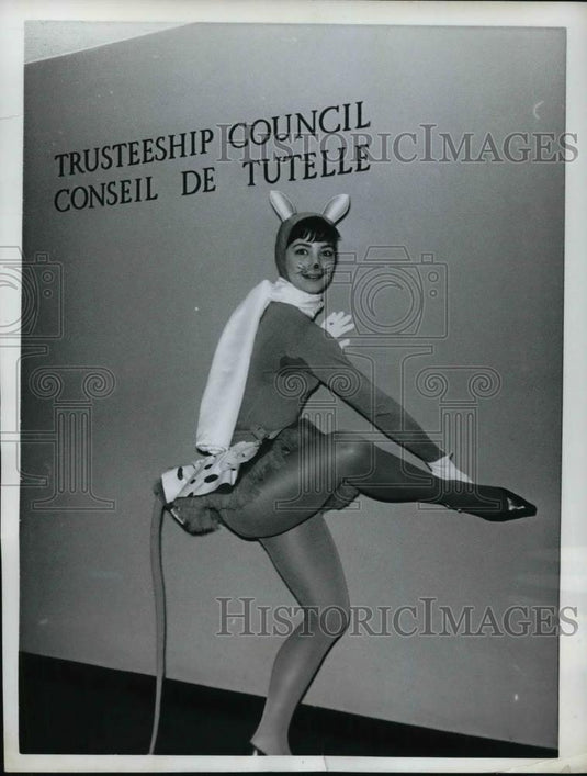 1961 Press Photo United Nations Ballerina Charlene Mehl limbers up outside - Historic Images