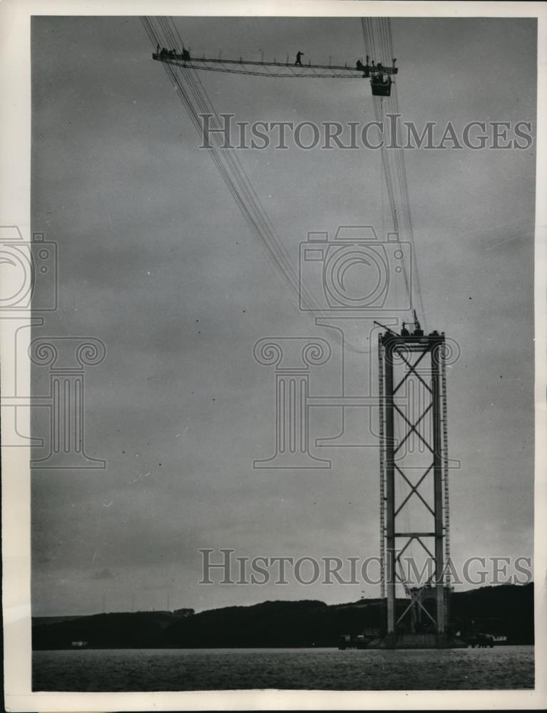 1961 Press Photo Men constructing the main span of the new forth road bridge - Historic Images