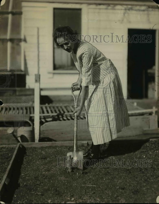1922 Press Photo A woman & a ground squirrel in her home's yard - Historic Images