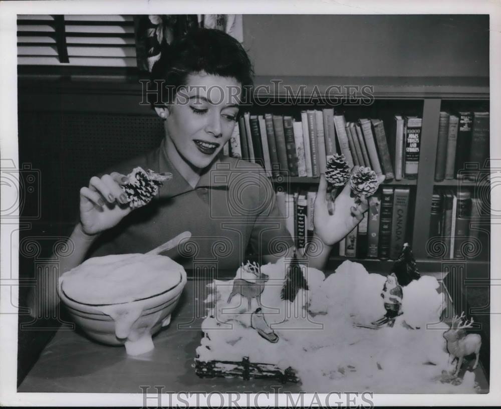 1953 Press Photo Lady making a white Christmas display with soap - Historic Images