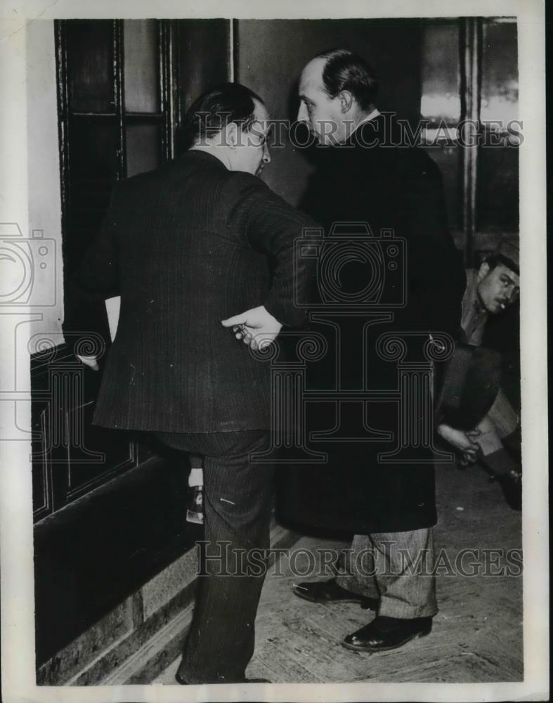 1934 Press Photo V Aubry waiting in hallway at Palais of Justice in Paris under - Historic Images