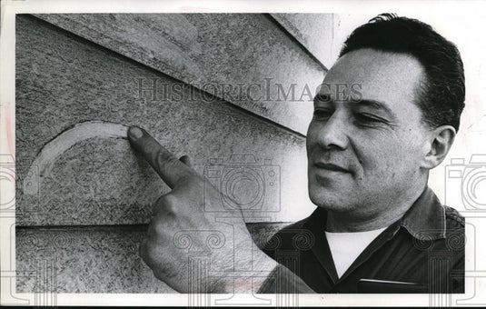 Press Photo Angelo Galassi wipes dirt from air pollution settled on garage - Historic Images