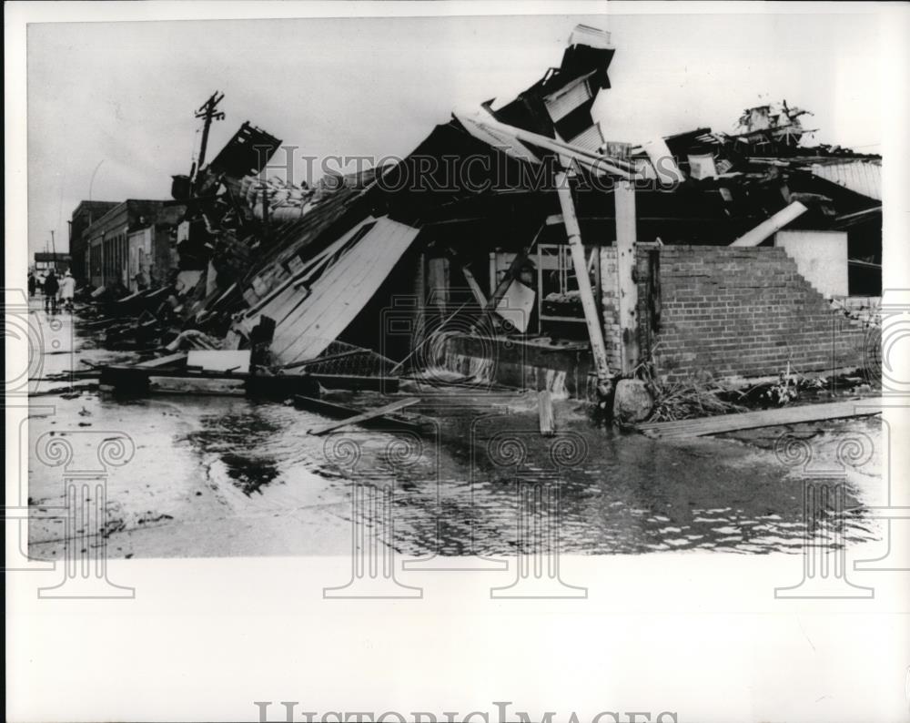 1965 Press Photo Tornado winds rip through a residential and business district - Historic Images